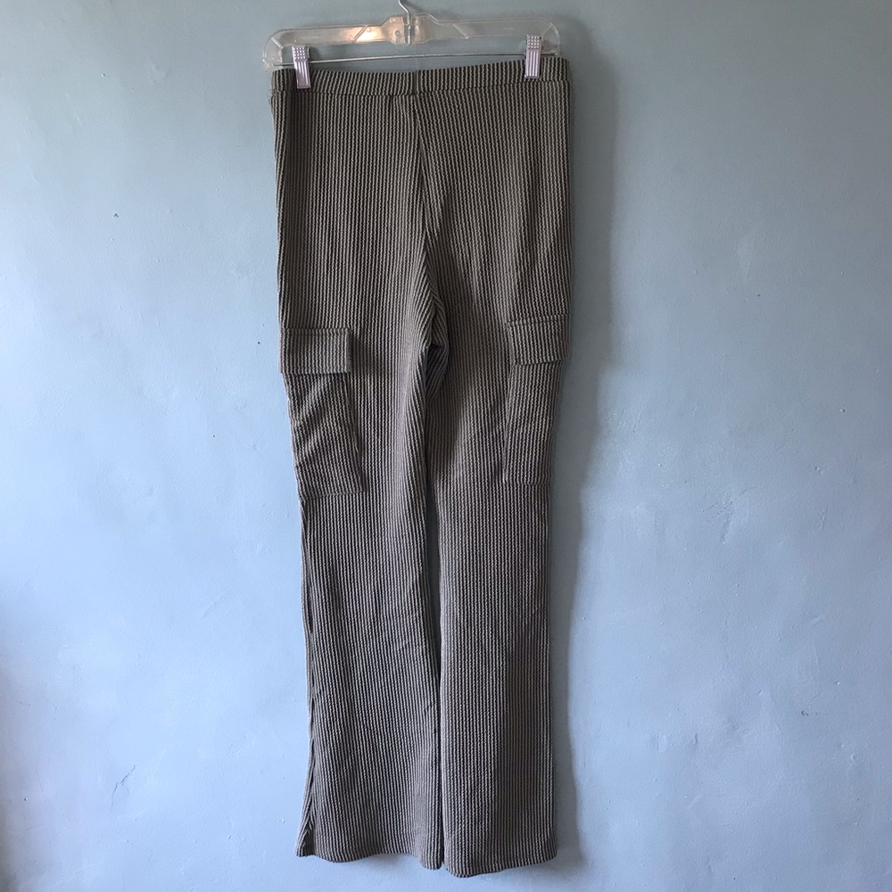 Wide-Leg Ribbed Cargo Pants in Olive - Picture 5 of 5